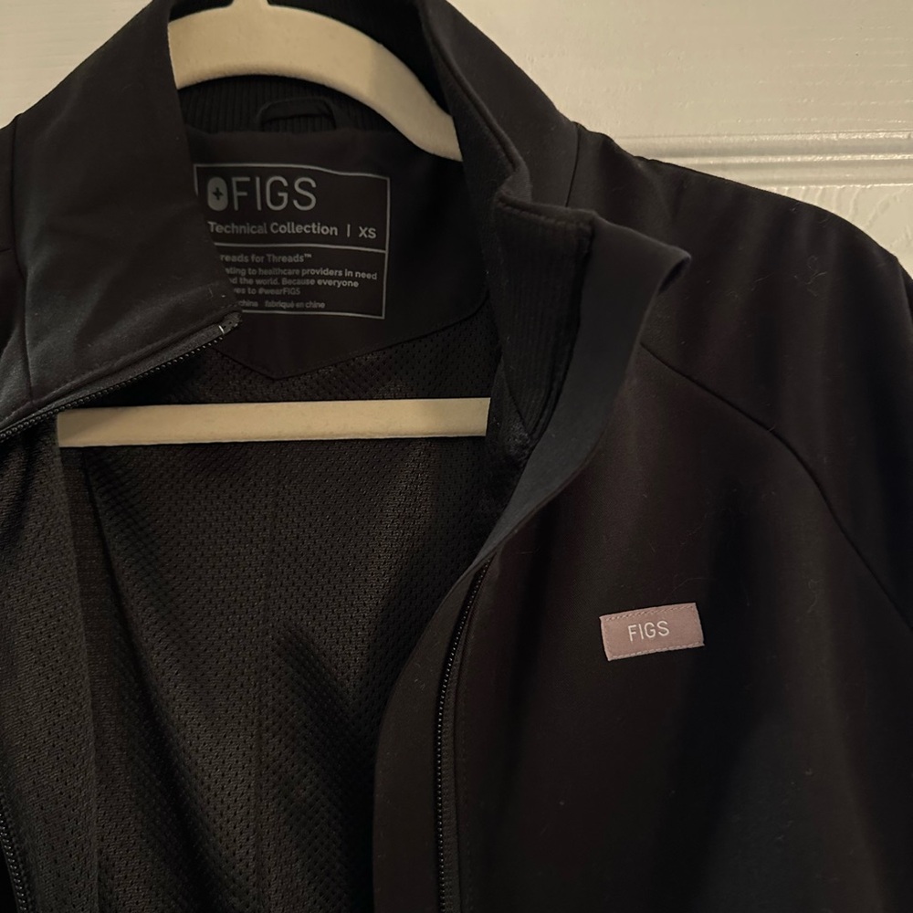 SOLD Like New FIGS Women's Sydney Scrub Jacket Black Five Pockets - Retail $100 - Picture 12 of 14